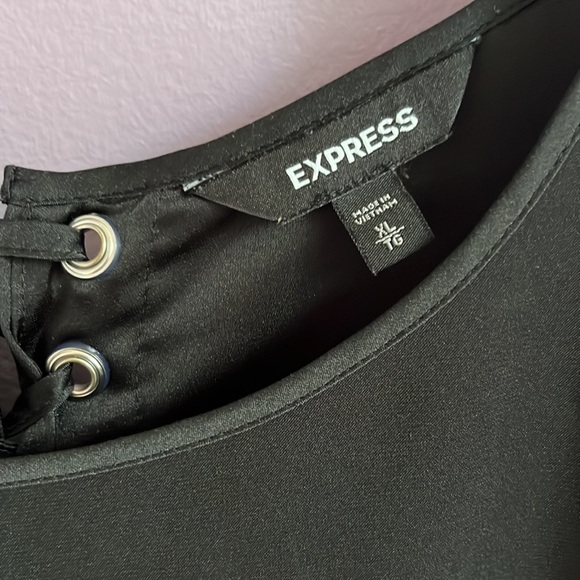 Express top with tie back - Picture 3 of 3